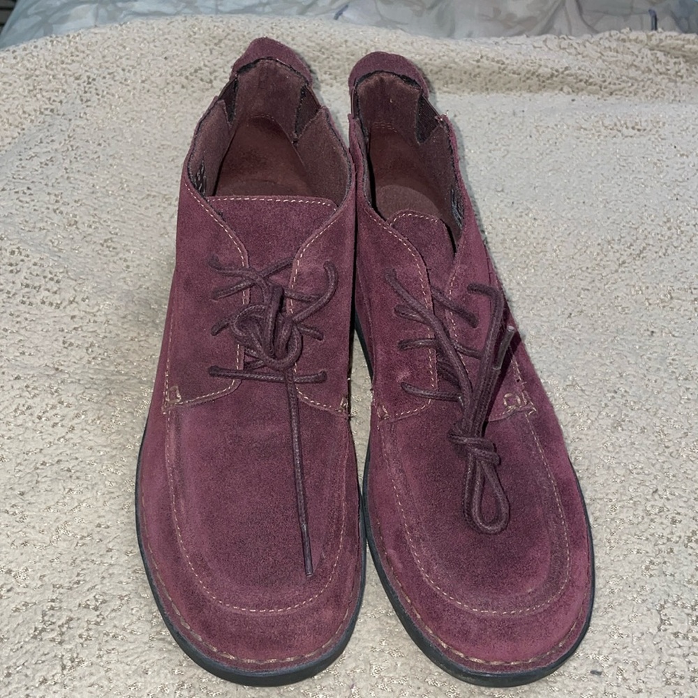 NEW Clarks Chukka Suede Ankle Boots Collection Burgundy Leather Lace up Size 9.5 - Picture 3 of 10